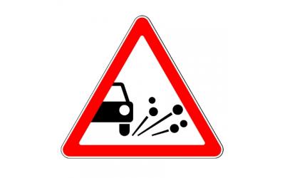 Дорожный знак 1.18 «Выброс гравия»